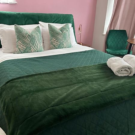The Lily Pad Near Poole Dorset Self Contained Private Entrance And Free Parking Hotel Corfe Mullen ภายนอก รูปภาพ