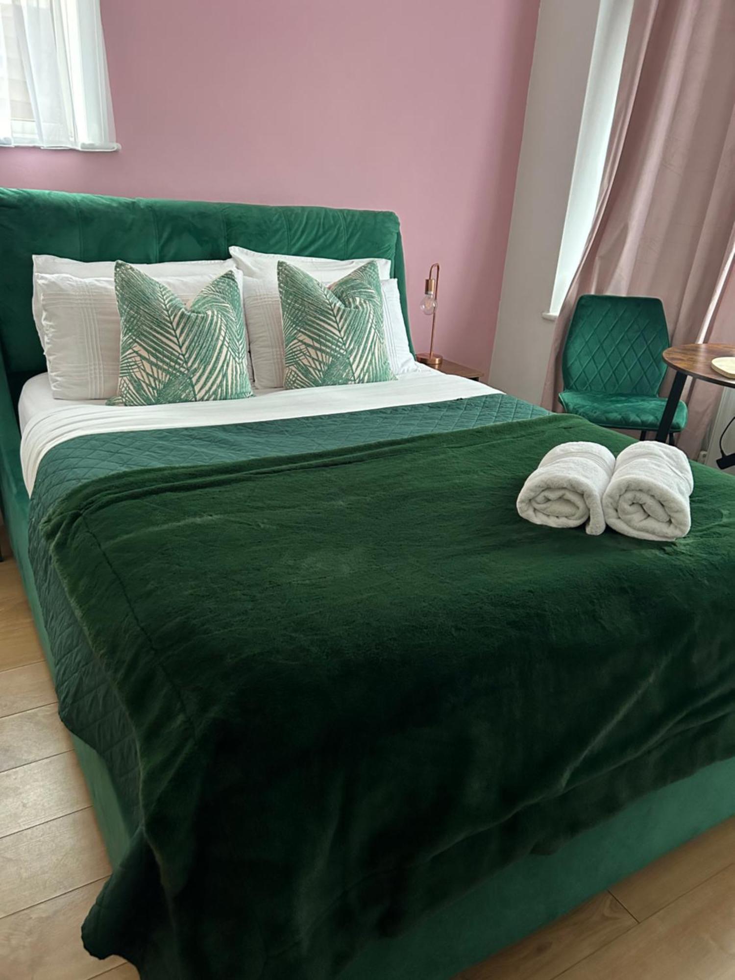 The Lily Pad Near Poole Dorset Self Contained Private Entrance And Free Parking Hotel Corfe Mullen ภายนอก รูปภาพ