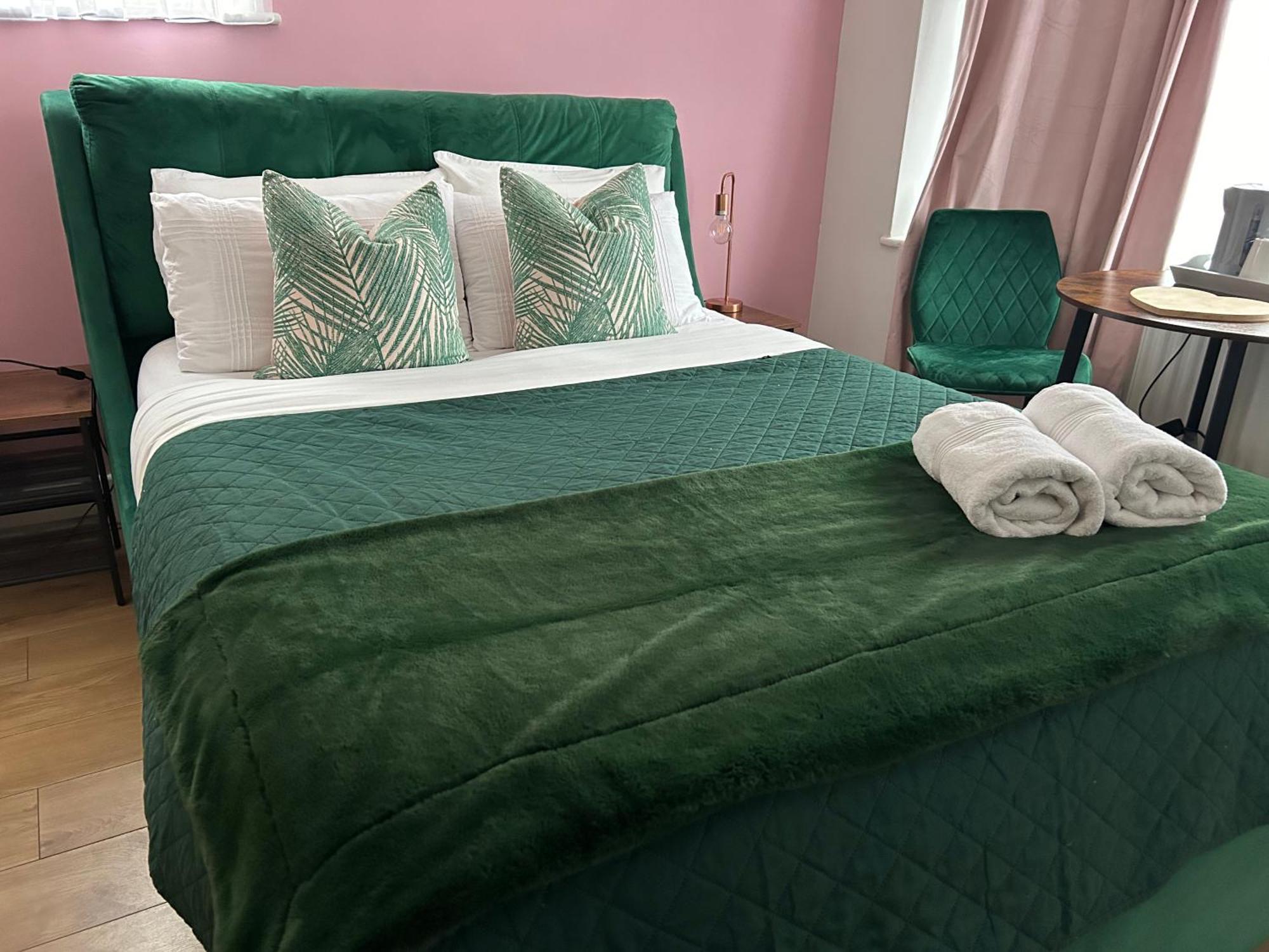 The Lily Pad Near Poole Dorset Self Contained Private Entrance And Free Parking Hotel Corfe Mullen ภายนอก รูปภาพ
