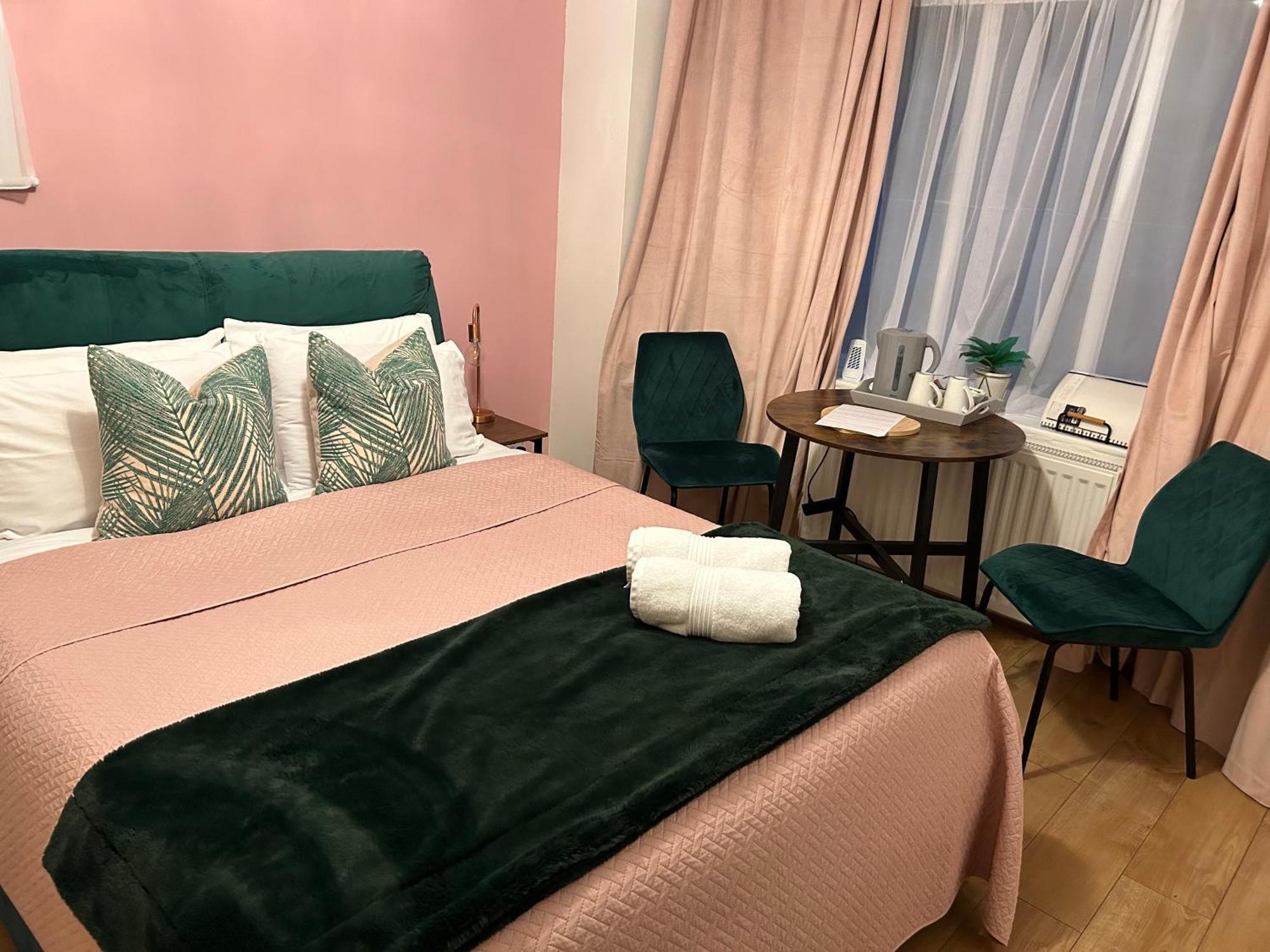 The Lily Pad Near Poole Dorset Self Contained Private Entrance And Free Parking Hotel Corfe Mullen ภายนอก รูปภาพ
